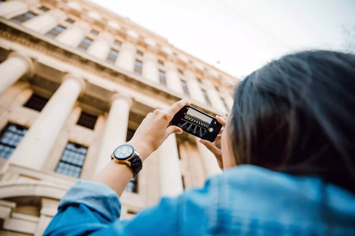 Touriste prenant une photo d'un bâtiment