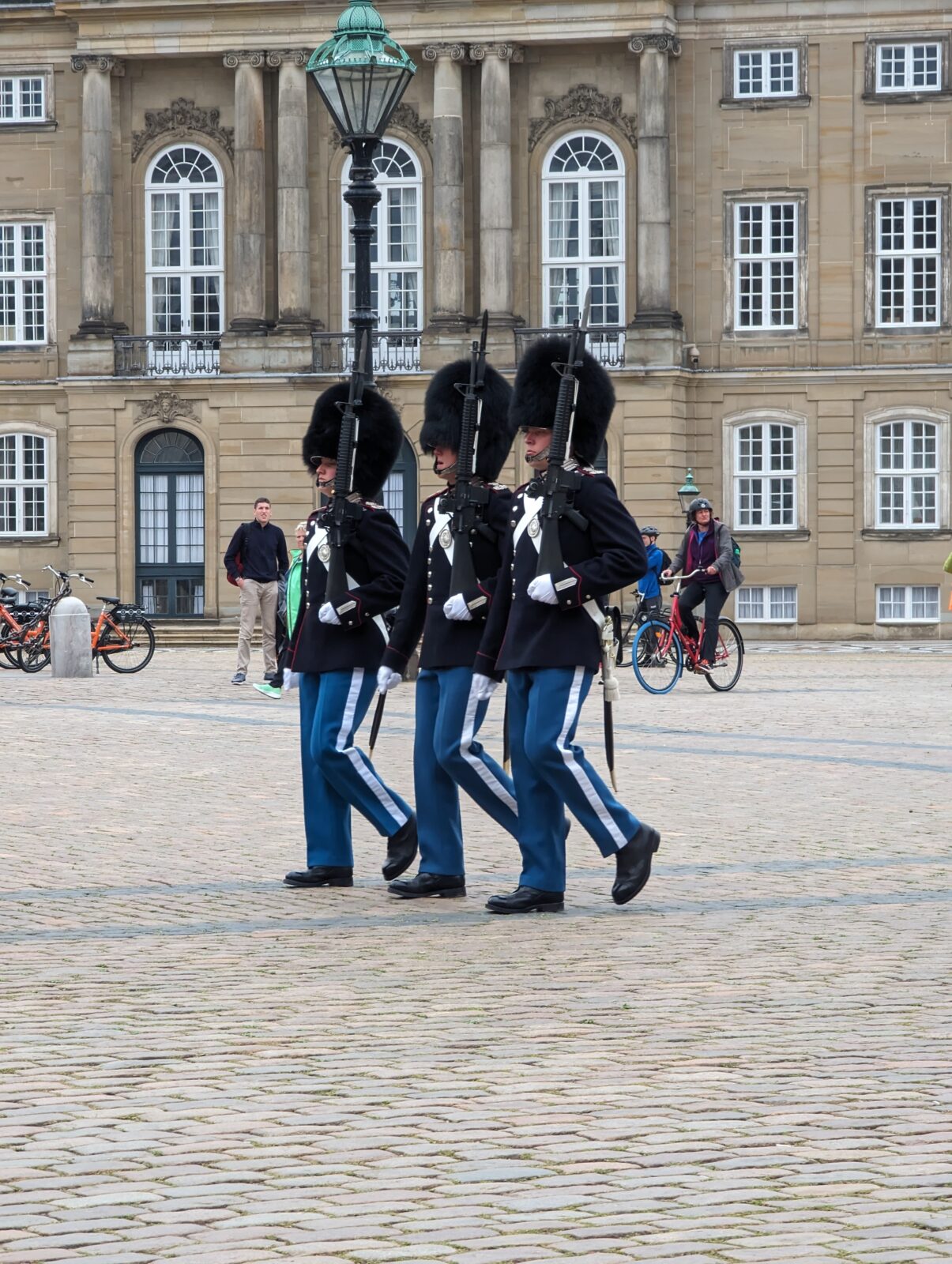 Amalienborg copenhague relève de la garde