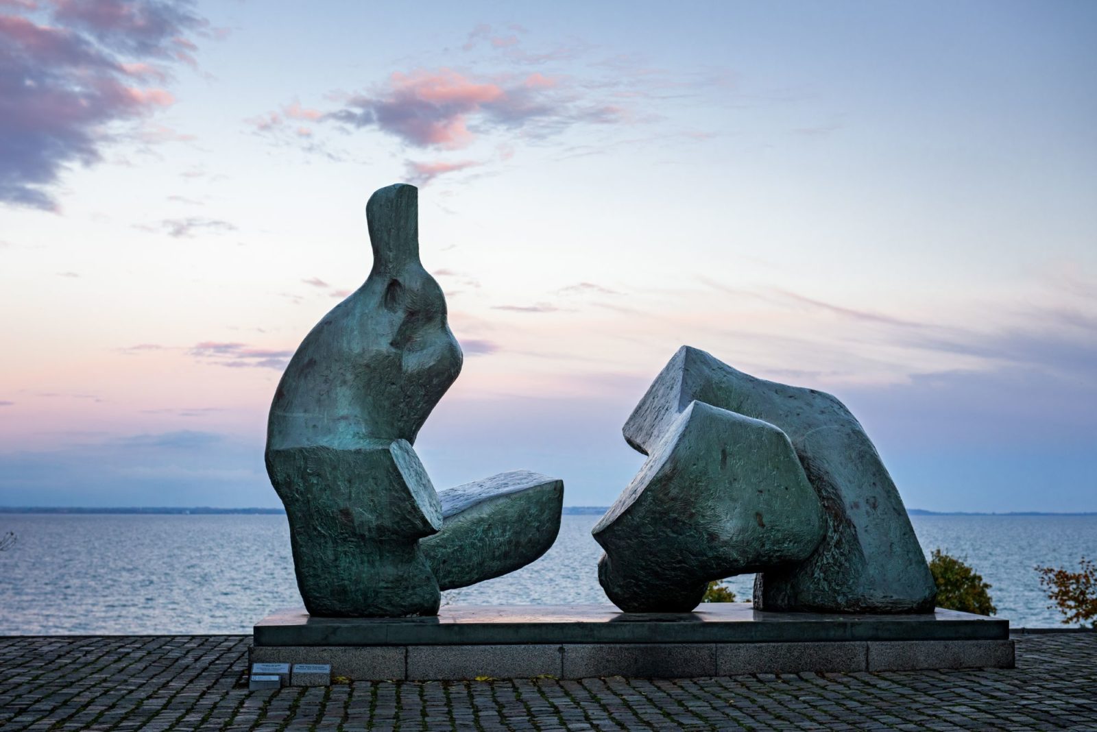 Two-Piece Reclining Figureno5" d'Henry Moore musée d'arts moderne louisiana Copenhague