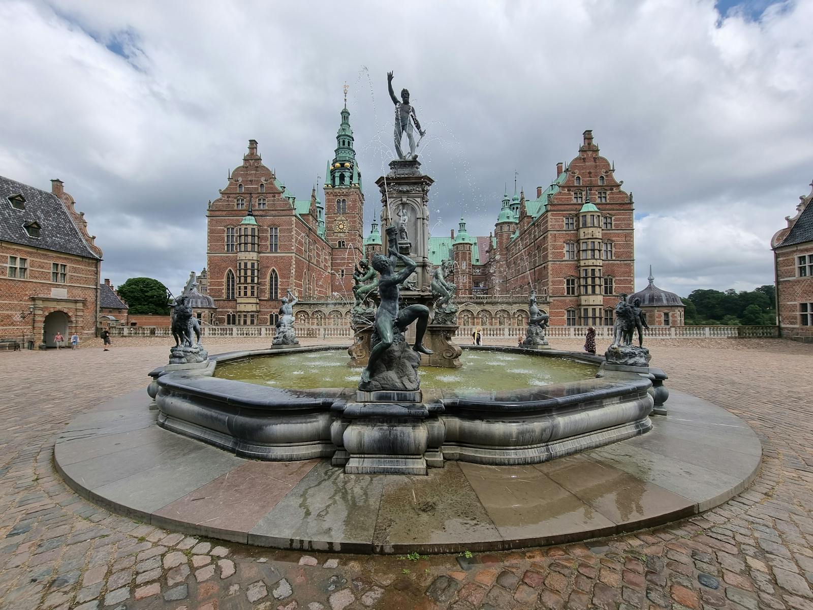 Fuente de Neptuno frente al Palacio de Frederiksborg en Dinamarca